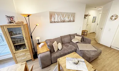 Wohnbereich mit gemütlicher Couch, Vitrine und Couchtisch