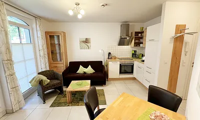 Wohnbereich mit gemütlicher Couch, Kaltschaumpolsterung im Sitz, Rücken und Liegefläche ( 2. Schlafstätte 1,20 m x 2,00 m für die 3. Person), Flat-TV, DVD-Player und CD-Musikanlage