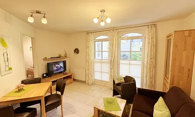 Wohnbereich mit gemütlicher Couch, Kaltschaumpolsterung im Sitz, Rücken und Liegefläche ( 2. Schlafstätte 1,20 m x 2,00 m für die 3. Person), Flat-TV, DVD-Player und CD-Musikanlage