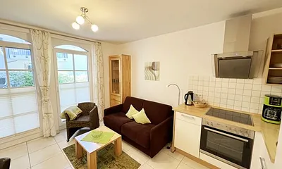  Küchenzeile mit Küchengeräten von Neff wie Backofen, Ceranfeld, Spülmaschine, Kühlschrank mit Gefrierfach, Nespresso Maschine, Kaffeemaschine und anderen praktischen Helfern