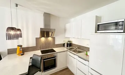 Küchenzeile mit Mikrowelle, Backofen, Ceranfeld, Spülmaschine, Kühlschrank mit Gefrierfach, Kaffeemaschine, Toaster, Kaffeemaschine und anderen praktischen Helfern