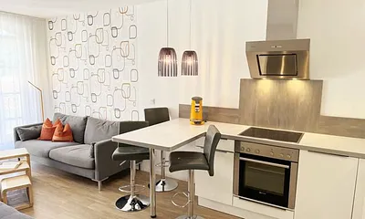 Küchenzeile mit Mikrowelle, Backofen, Ceranfeld, Spülmaschine, Kühlschrank mit Gefrierfach, Kaffeemaschine, Toaster, Kaffeemaschine und anderen praktischen Helfern