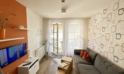 Wohnbereich mit gemütlicher Couch, LED-TV und DVD-Player 