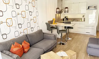 Wohnbereich mit gemütlicher Couch, LED-TV und DVD-Player 