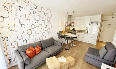 Wohnbereich mit gemütlicher Couch, LED-TV und DVD-Player 