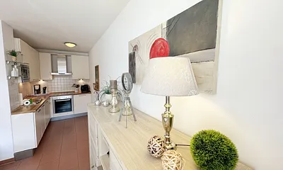 Küchenzeile mit angrenzenden Sideboard