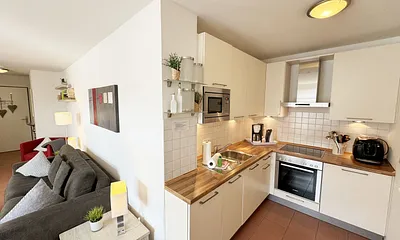 Küchenzeile mit angrenzendem Wohnbereich