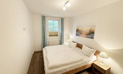 Schlafzimmer mit Doppelbett