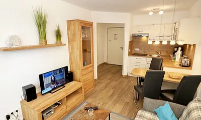 Wohnbereich mit gemütlicher Couch (Aufbettung für die 3. Person 1,30 m x 1,95 m), Sessel, Couchtisch, Leselampe, kleine Anrichte mit LCD-TV sowie ein Radio mit CD 