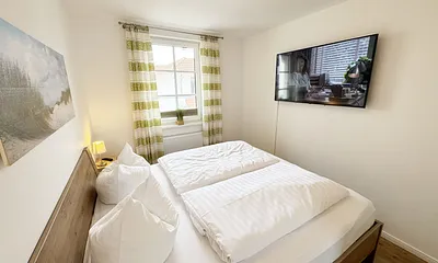 1. Schlafzimmer mit Doppelbett und Smart-TV