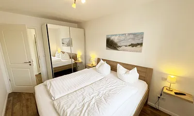 1. Schlafzimmer mit Doppelbett und Kleiderschrank