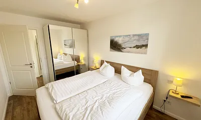 1. Schlafzimmer mit Doppelbett und Kleiderschrank