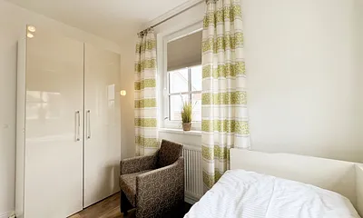 2.Schlafzimmer mit Kojenbett und Kleiderschrank