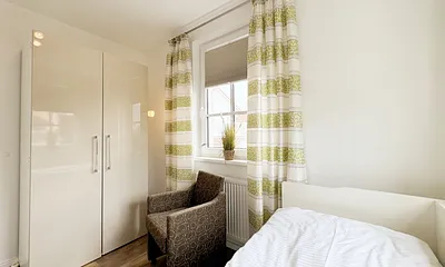 2.Schlafzimmer mit Kojenbett und Kleiderschrank