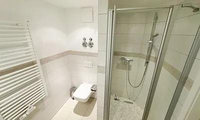 innenliegendes Badezimmer mit WC und ebenerdiger Dusche