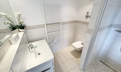 innenliegendes Badezimmer mit Waschbecken und WC