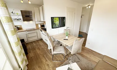 Blick zum Essbereich und Küchenzeile