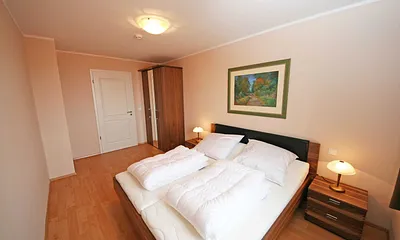 Schlafzimmer mit komfortablen Doppelbett (1,80 m x 2,00 m) und einem Kleiderschrank