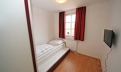 Schlafzimmer mit einem Einzelbett (0,90 m x 2,00 m) sowie Flachbild- TV
