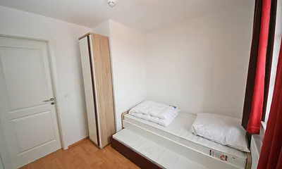 Schlafzimmer mit einem Einzelbett (0,90 m x 2,00 m) sowie Flachbild- TV