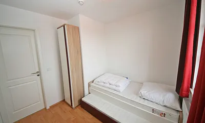 2. Schlafzimmer mit Kleiderschrank