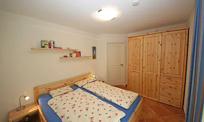 Schlafzimmer mit Doppelbett (2 x 0,90 m x 2,00 m) , geräumiger Kleiderschrank und Nachttischkästen sowie ein kleiner Flachbild TV