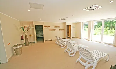 Wellnessbereich mit Innenpool (8 m x 4 m - 1,30 m tief), Sauna und Ruheraum im Haupthaus A inklusive