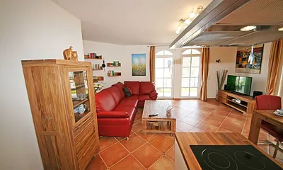 Wohnbereich mit großer Eckcouch (für 3. Person 1,20m x 2,00m), gebürstete Teakholzmöbeln, Flachbild TV (3 D), Bücherregale und ein Glasvitrinenschrank