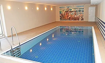 Wellnessbereich mit Innenpool (8 m x 4 m - 1,30 m tief), Sauna und Ruheraum im Haupthaus A inklusive