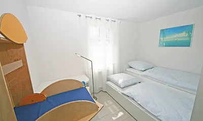 Schlafzimmer mit Kojenbett (0,90 m x 2,00 m), Schreibtisch und Kleiderschrank