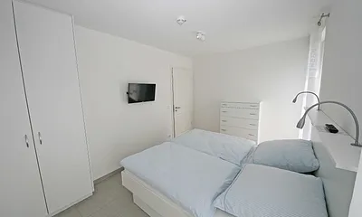 Schlafzimmer mit Doppelbett (1,80 m x 2,00 m), Flachbild TV und einem Kleiderschrank