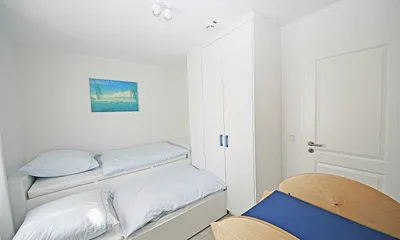 Schlafzimmer mit Kojenbett (0,90 m x 2,00 m), Schreibtisch und Kleiderschrank