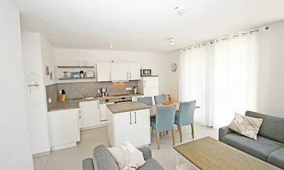 Wohnbereich mit Blick in die Küche