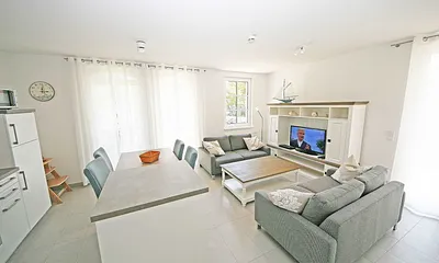 Wohnbereich mit 2 Couchen, Leselampe, Smart-TV, Blu-Ray-Player und eine Musikanlage mit DAB-Radio