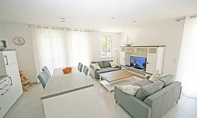 Wohnzimmer mit Couch und Esstisch