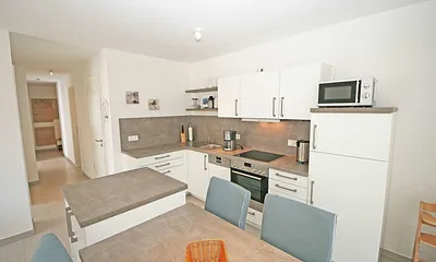 moderne Küchenzeile mit  4-Zonen Ceranfeld, Backofen, Mikrowelle, Geschirrspüler, Kühlschrank mit Gefrierfach und diverse Küchenutensilien