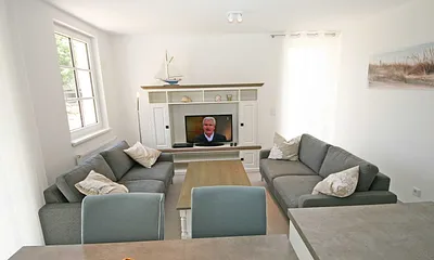 Wohnbereich mit 2 Couchen, Leselampe, Smart-TV, Blu-Ray-Player und eine Musikanlage mit DAB-Radio