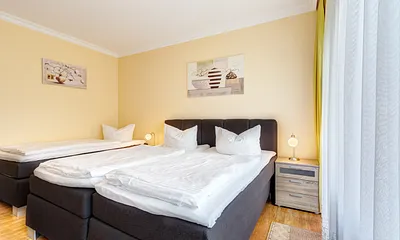 Schlafzimmer mit Doppel- und Einzelbett