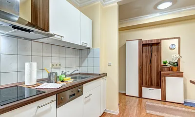 die Diele mit moderner Küchenzeile