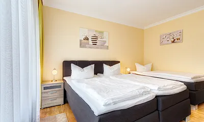 Schlafzimmer mit Doppel- und Einzelbett