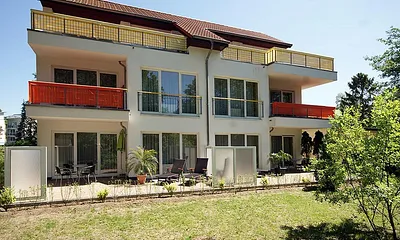 Hausansicht Rückseite - Blick zu den Wohnungen D-2 und D-3 sowie D-6, D-7, D-9 und D-10