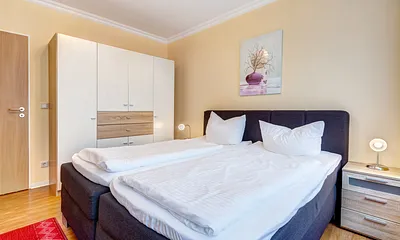 Schlafzimmer mit Doppelbett