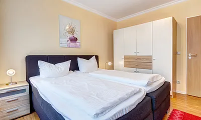 geräumiger Kleiderschrank