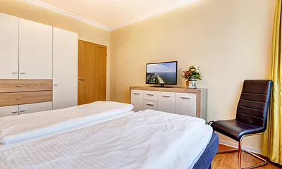 2. Flat-TV im Schlafzimmer