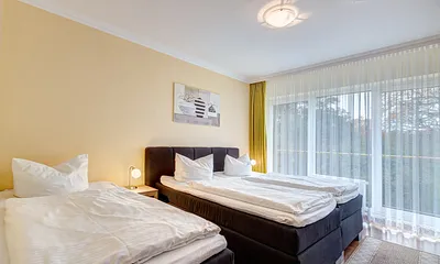 Schlafzimmer mit Doppel- und Einzelbett