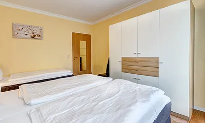 Schlafzimmer mit Doppel- und Einzelbett