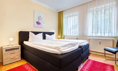 Schlafzimmer mit Doppelbett