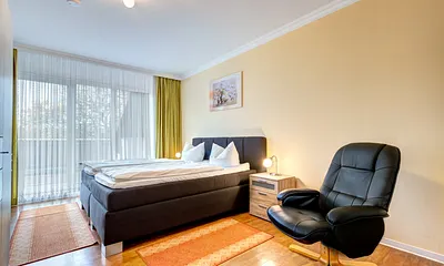 Schlafzimmer 1 mit Doppelbett und Zugang auf die Dachterrasse