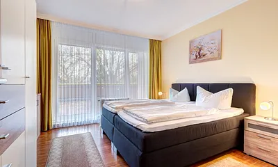 Schlafzimmer I mit Doppelbett & Zugang auf die Dachterrasse