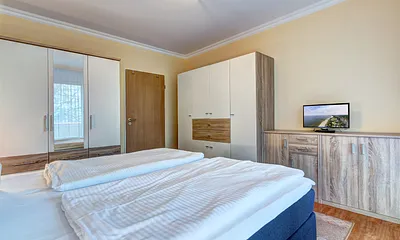 2. Flat-TV im Schlafzimmer